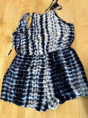 2/20$🍞 Tie-Dye Navy & White Sleeveless Romper